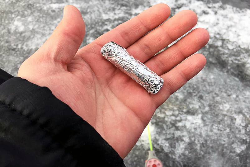 Ушлые рыбаки не ходят на рыбалку зимой без батарейки и фольги - зачем дзен-канал "Я Же Рыбак" (12+)