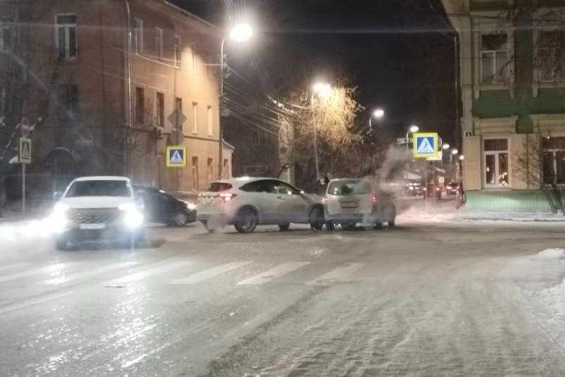 Две иномарки столкнулись в Правобережном округе Иркутска тг-канал (18+) "ДТП38"