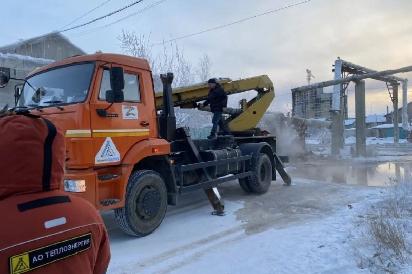 Тепло в квартиры дали после устранения аварии на теплотрассе в Якутске МЧС России по Якутии
