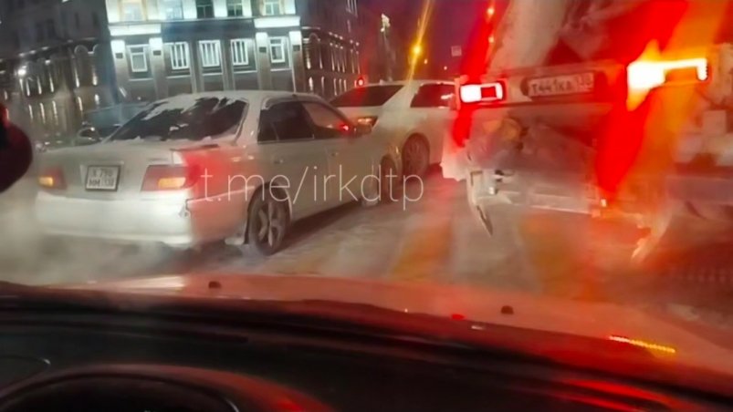 Две иномарки столкнулись на перекрёстке в центре Иркутске Тг-канал (18+) ДТП38RUS