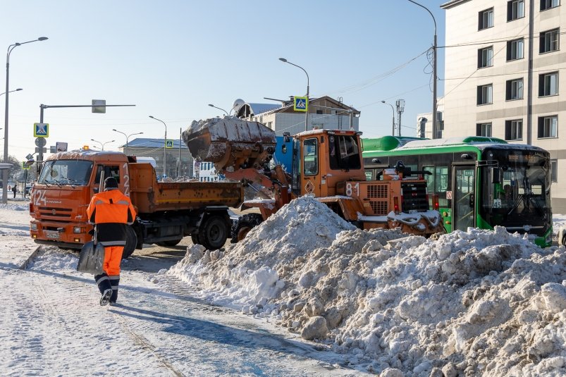 Расчистка улиц Южно-Сахалинска от снега пресс-служба администрации Южно-Сахалинска