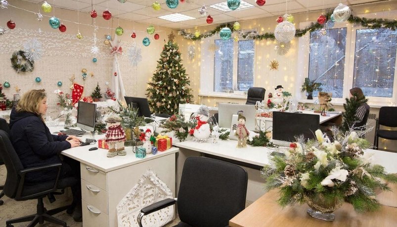 Штраф от 15 000 за гирлянду - суровое наказание за новогоднюю атмосферу на работе ИИ GigaChat (18+)