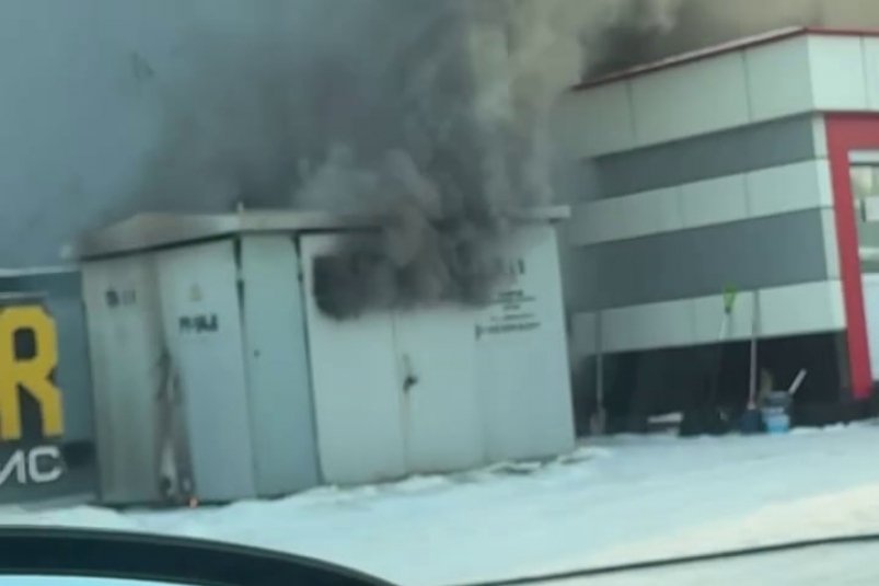 Трансформаторная будка загорелась в Свердловском районе Иркутска Кадр видео от очевидца