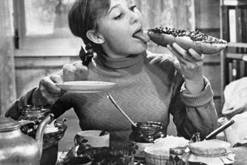 Как зовут эту девушку из легендарного советского фильма - ТЕСТ Кадр из фильма "Девчата" (12+)