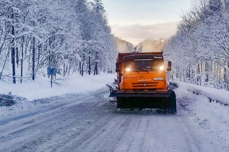 Скованный пробкой участок трассы Р-258 "Байкал" расчищают от снега ФКУ Упрдор "Прибайкалье"