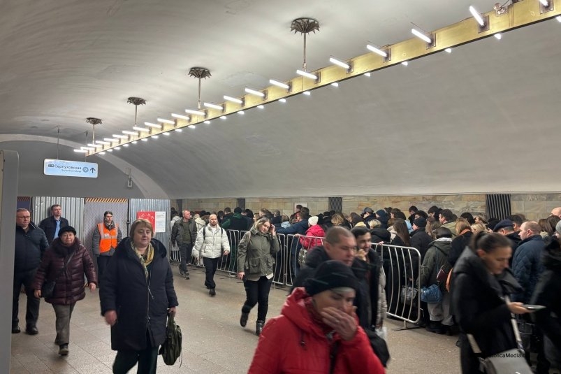 Нельзя просто даже стоять: что творится в метро Москвы на популярном переходе - фото ИА StolicaMedia