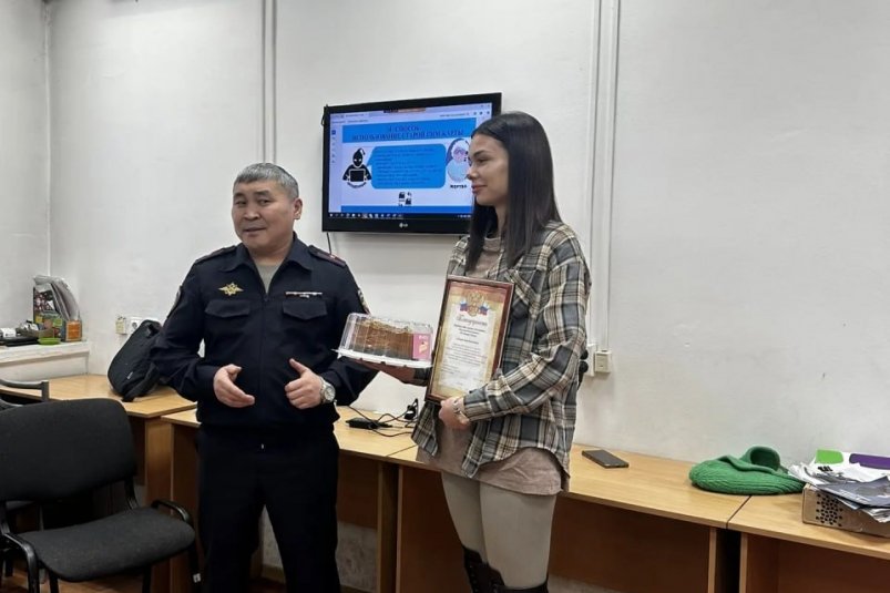 В Улан-Удэ сотрудница салона связи спасла пенсионерку от мошенников МВД по Бурятии