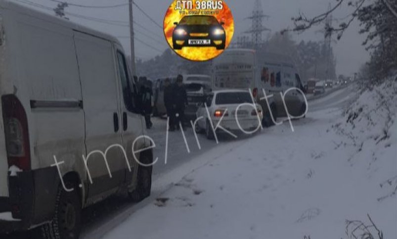 Из-за аварии на Кайской горе в Иркутске перекрыто две полосы движения Тг-канал (18+) ДТП38RUS