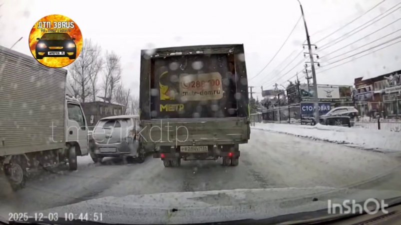 Столкновение грузовика с легковушкой произошло на улице Трактовой в Иркутске Тг-канал "ДТП38"(18+)