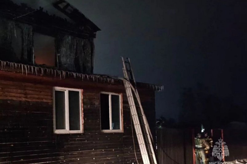 Огонь повредил 300 "квадратов", уничтожил две машины и успел перекинуться на соседний дом ГУ МЧС России по Амурской области