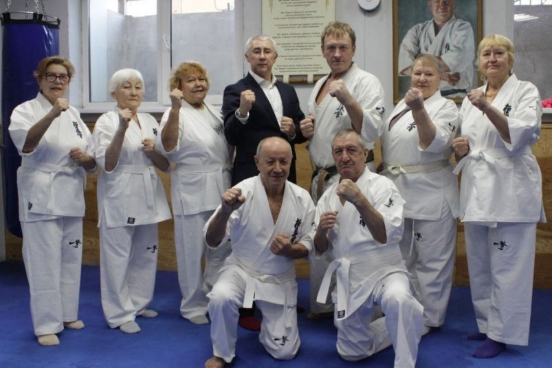 В Иркутске участникам секции каратэ вручили новые кимоно по проекту "Старшее поколение" Партийный проект "Старшее поколение"