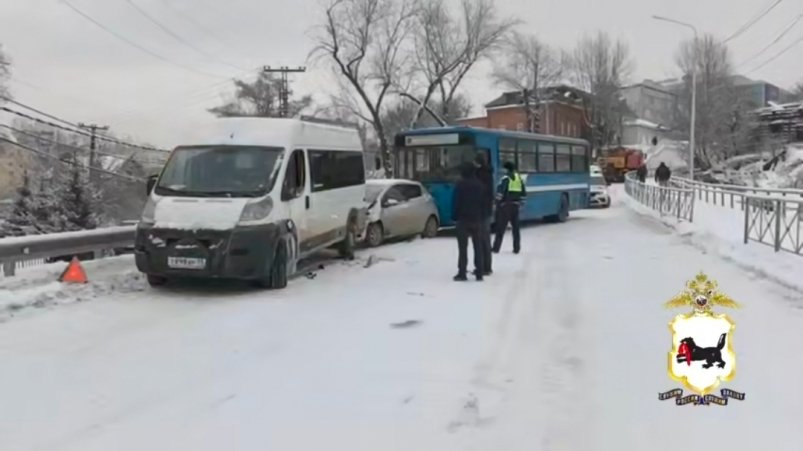 В массовом ДТП на Байкальской в Иркутске столкнулись девять автомобилей Пресс-служба ГУ МВД России по Иркутской области