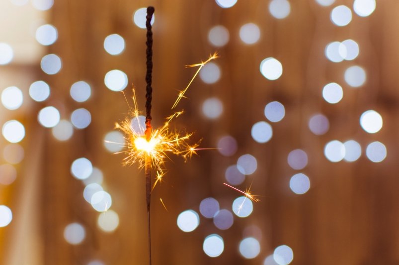 Юрист объяснил, можно ли зажигать бенгальские огни на балконе unsplash