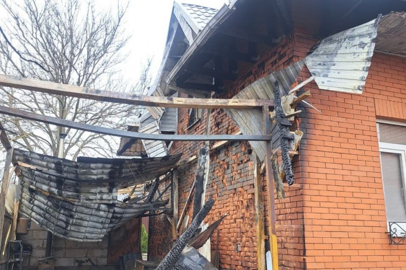 Семья успела спастись при пожаре на улице Шёлковой в Ростове-на-Дону пресс-служба МЧС Ростовской области