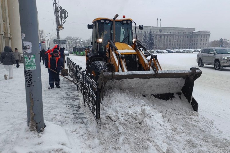 Рабочие расчищают улицы Иркутска после сильного снегопада Пресс-служба администрации Иркутска