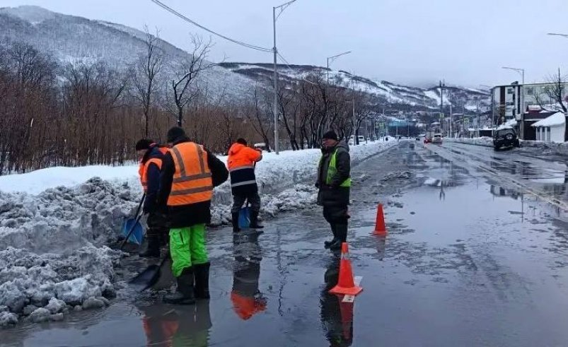 В столице Камчатки дорожники отводят воду с дорог из-за циклона Пресс-служба ПКГО