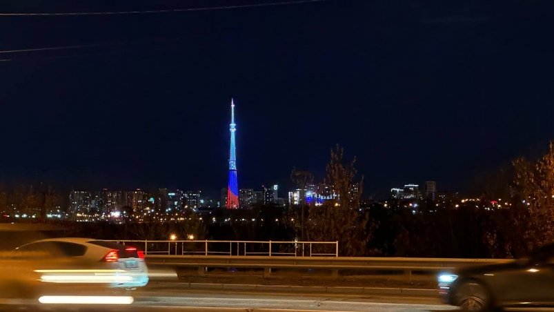 Иркутская телебашня окрасилась в цвета российского флага Юлия Ушакова, ИА IrkutskMedia