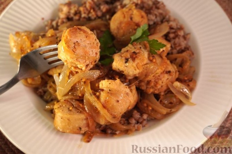 Мясные колбаски, тушенные с луком russianfood.com