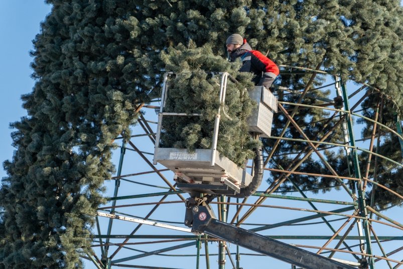 Праздничные арт-объекты устанавливают на площади Ленина в Южно-Сахалинске пресс-служба администрации Южно-Сахалинска