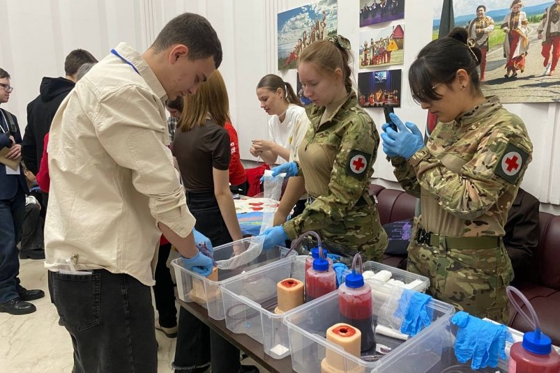 Забайкальские студенты-медики показали, как останавливать кровь в полевых условиях Мария Жижина, ИА ChitaMedia