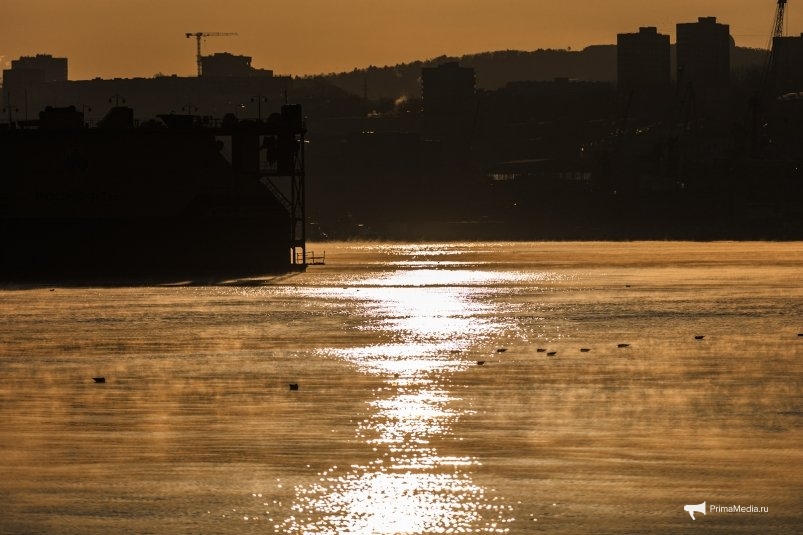 Акватория бухты Золотой Рог "кипит" ИА PrimaMedia