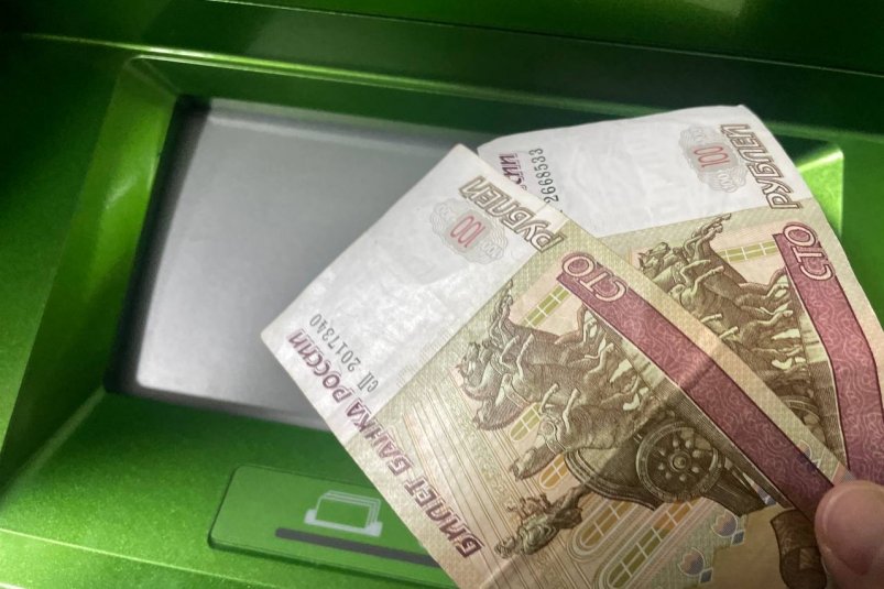 Россияне массово снимают наличку с банкоматов перед новогодними праздниками - в чем причины ИА SevastopolMedia