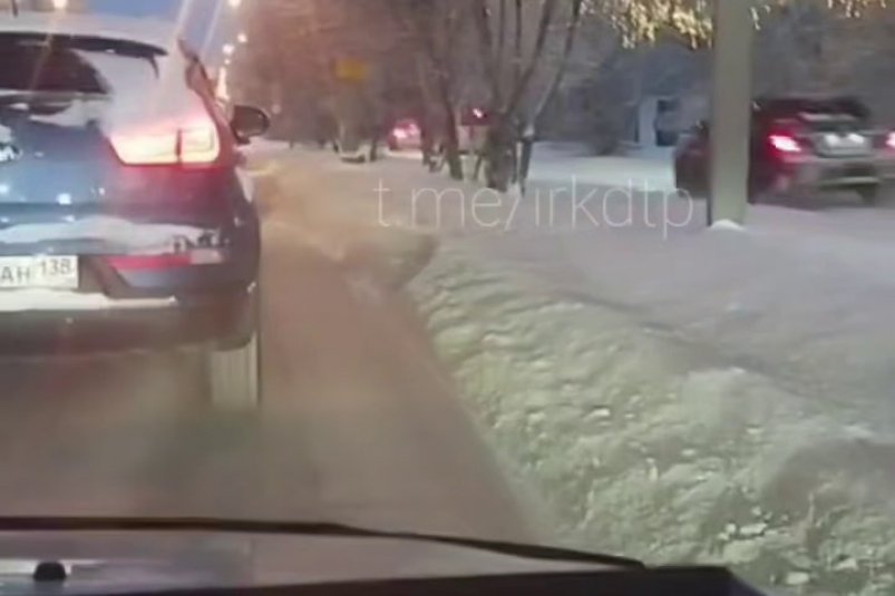 Водители массово пытались объехать пробку по тротуару в Свердловском районе Иркутска Тг-канал "ДТП38" (18+)