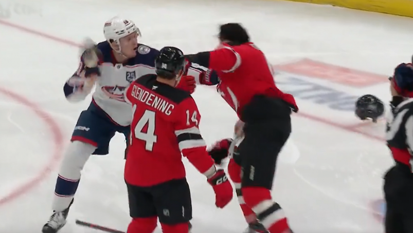 Уроженец Ангарска дважды ввязался в драку во время матча НХЛ Скриншот кадра из записи матча (0+) между командами "Коламбус" и "Нью-Джерси" от 2 декабря 2025 года