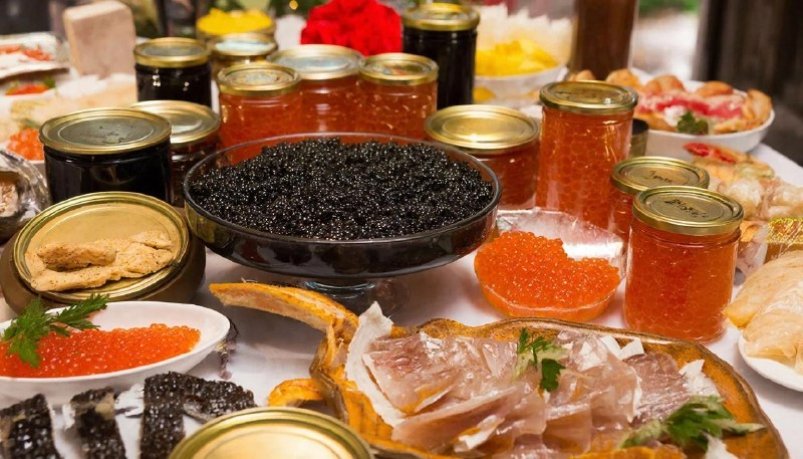 Пир на весь мир - от минимализма до гастрономической роскоши на новогоднем столе GigaChat (18+)