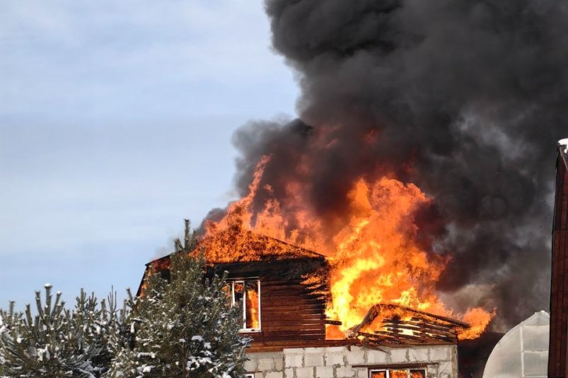 В Иркутском районе полыхает жилой дом ИА IrkutskMedia