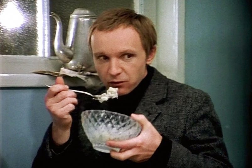 Лукашин и салат кадр из фильма "Ирония судьбы, или С легким паром" (12+), 1975 года, режиссер Эльдар Рязанов