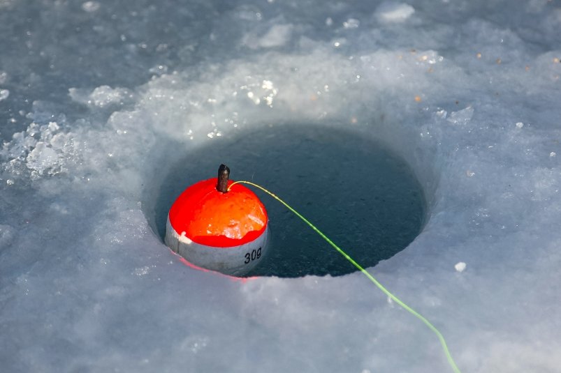 Что налить в лунку на зимней рыбалке, чтобы её не затянуло льдом Илья Аверьянов, ИА PrimaMedia.ru