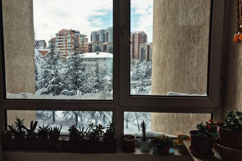 Окно не держит тепло: вот как легко решить проблему без замены стеклопакета - эффект даже при -40 Merve Selcuk Simsek/unsplash