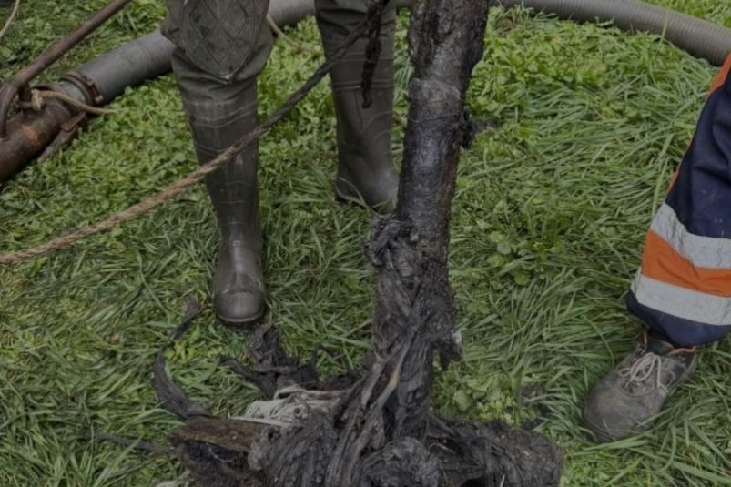 Парковочный столб достали из канализации в Краснодаре Пресс-служба "Росводоканала Краснодара"