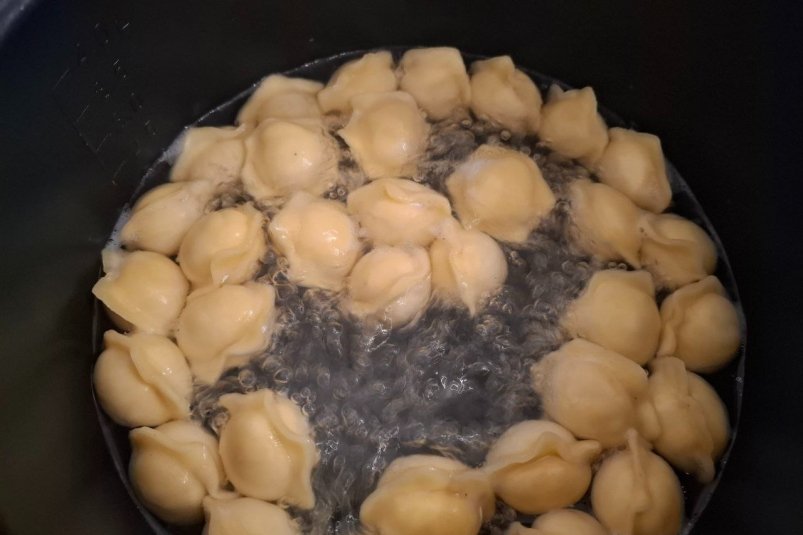 3 капли в кастрюлю - и пельмени не слипаются: получаются вкусными и сочными - как раз на декабрь ИА SevastopolMedia