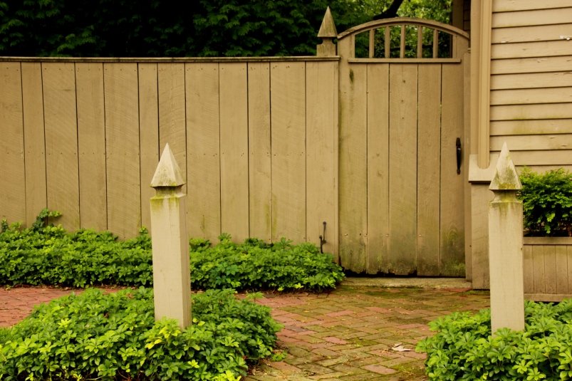 Забор из обрезной доски: стильный участок за 2 100 рублей — все соседи обзавидуются pxhere.com