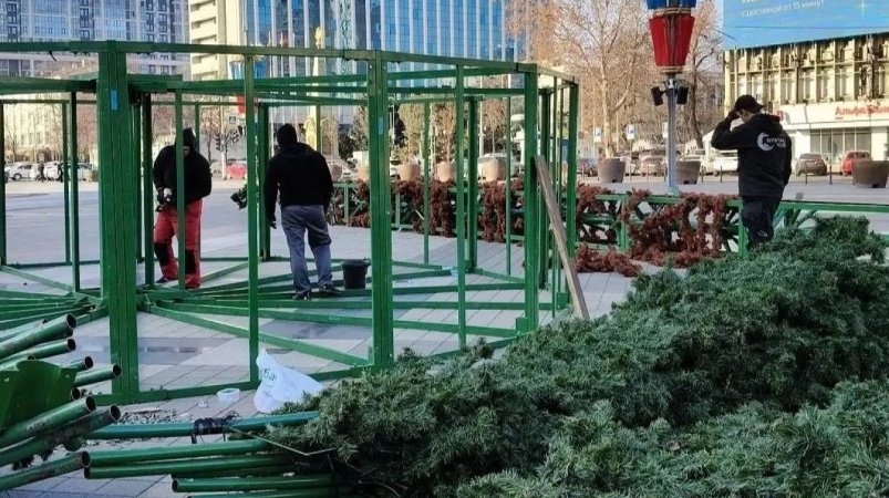 Новогоднюю ёлку устанавливают на Главной городской площади Краснодара Пресс-служба администрации Краснодара