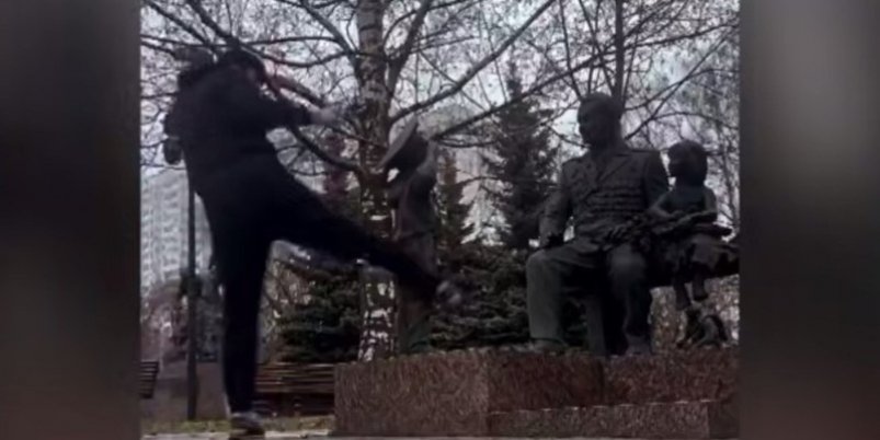 Обвиняемый в осквернении памятника боец ММА объяснил свой поступок скриншот из видео в соцсетях