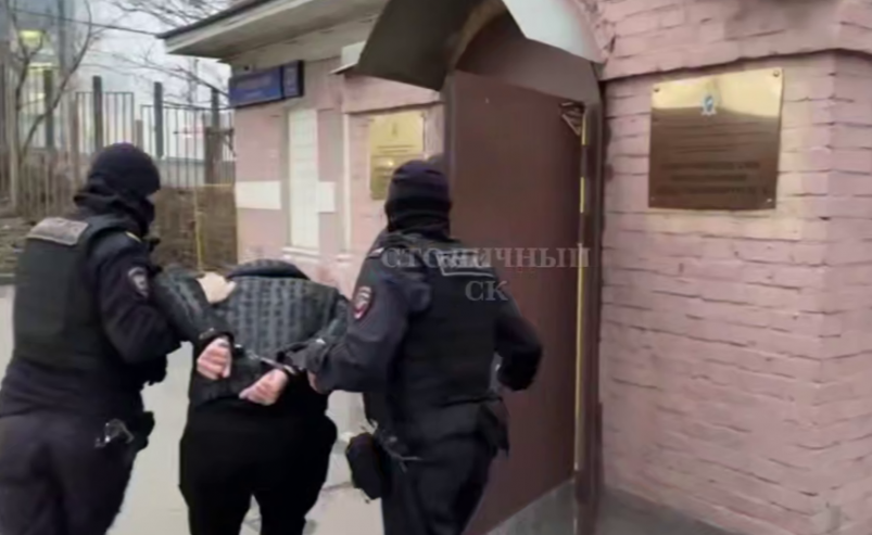 СК предъявил обвинение бойцу ММА, осквернившего памятник в Москве скрин из видео