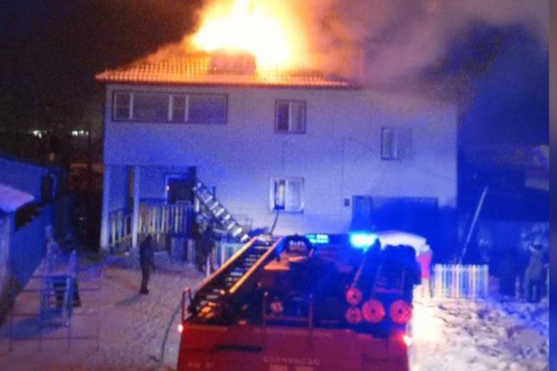 Огонь охватил котельную в пристрое, задымил второй этаж и крышу Республиканского агентства ГО и ЧС.