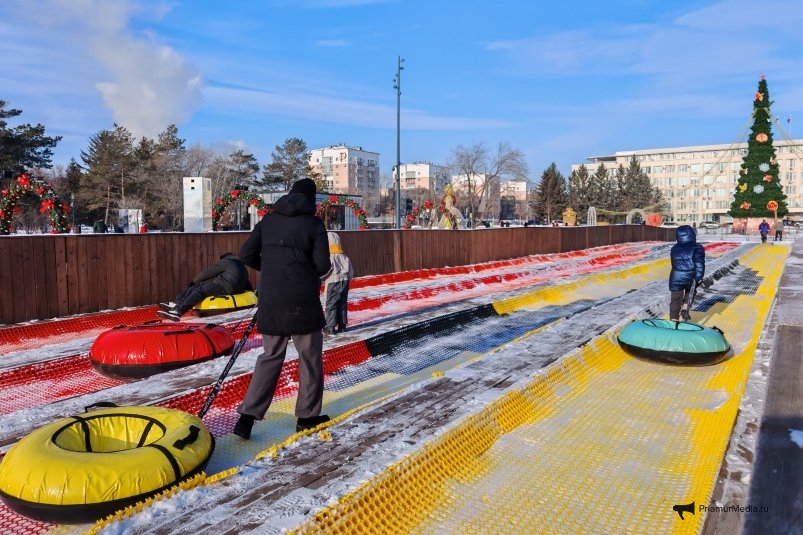 Тюбинговая горка на площади Ленина работает с 10 до 20 часов ежедневно Юлия Ожегова, ИА PriamurMedia