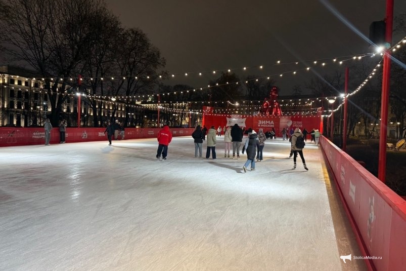 В Москве открылся каток на Болотной площади ИА StolicaMedia