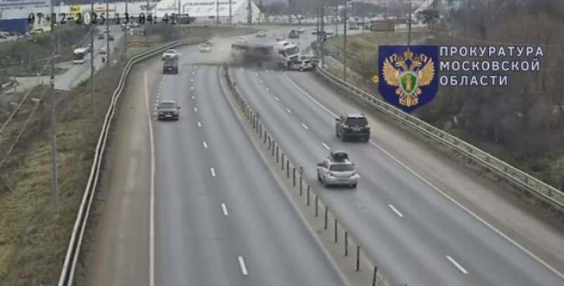 Момент выезда неуправляемой фуры на встречку в Подмосковье попал на видео скрин из видео