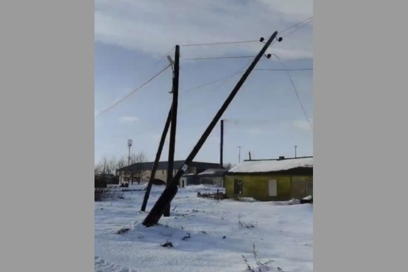 Упавший в Ивашке столб линии электропередач Официальная страница в ВК (18+) министра по ЧС Камчатского края Сергея Лебедева