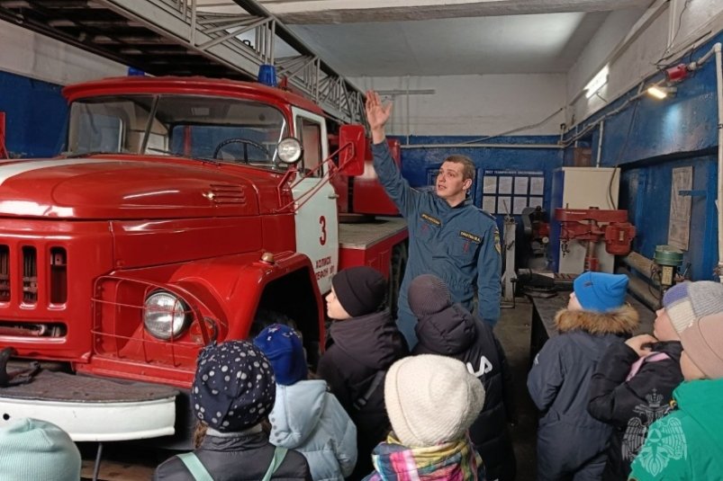 Экскурсия детей в пожарные части пресс-служба ГУ МЧС России по Сахалинской области
