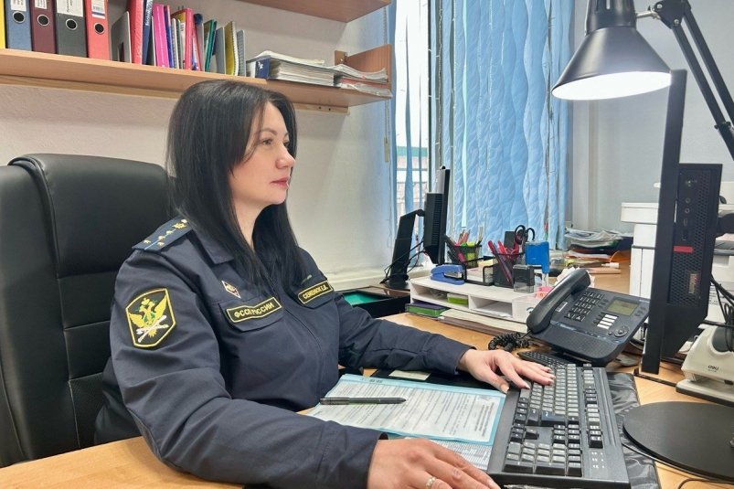 Пристав изучает материалы дела УФССП России по Камчатскому краю и ЧАО