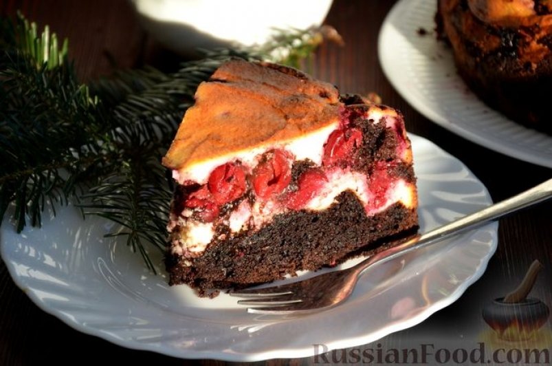 Двухцветный творожник-брауни с вишней russianfood.com