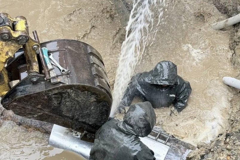 Порыв водопровода вторые сутки устраняют в Невинномысске телеграм-канал (18+) Михаила Миненкова