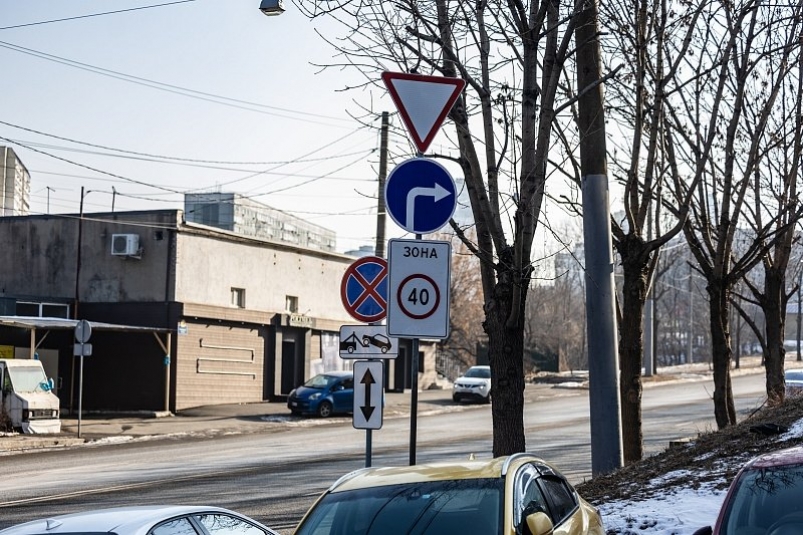 Во Владивостоке меняют дорожные знаки на проблемных участках пресс-служба администрации Владивостока