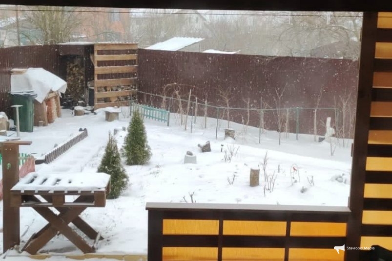 Лью на снег во дворе - тает как под палящим солнцем: эффект снегоуборщика ИА StolicaMedia